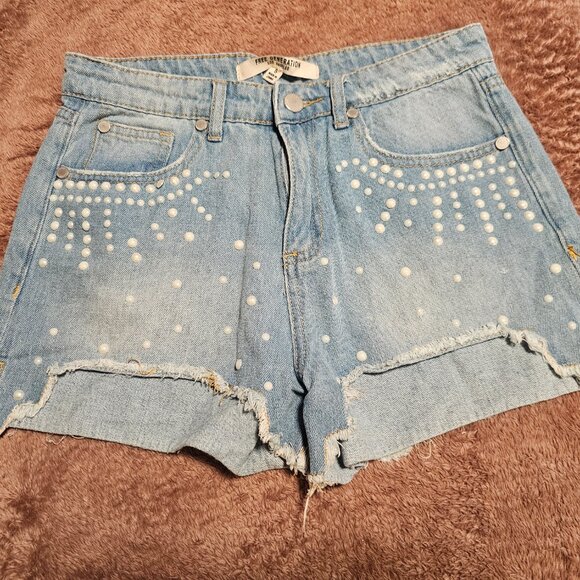 Free Generation Women's Pearl Accent Step-Hem Jean Shorts - Picture 7 of 8